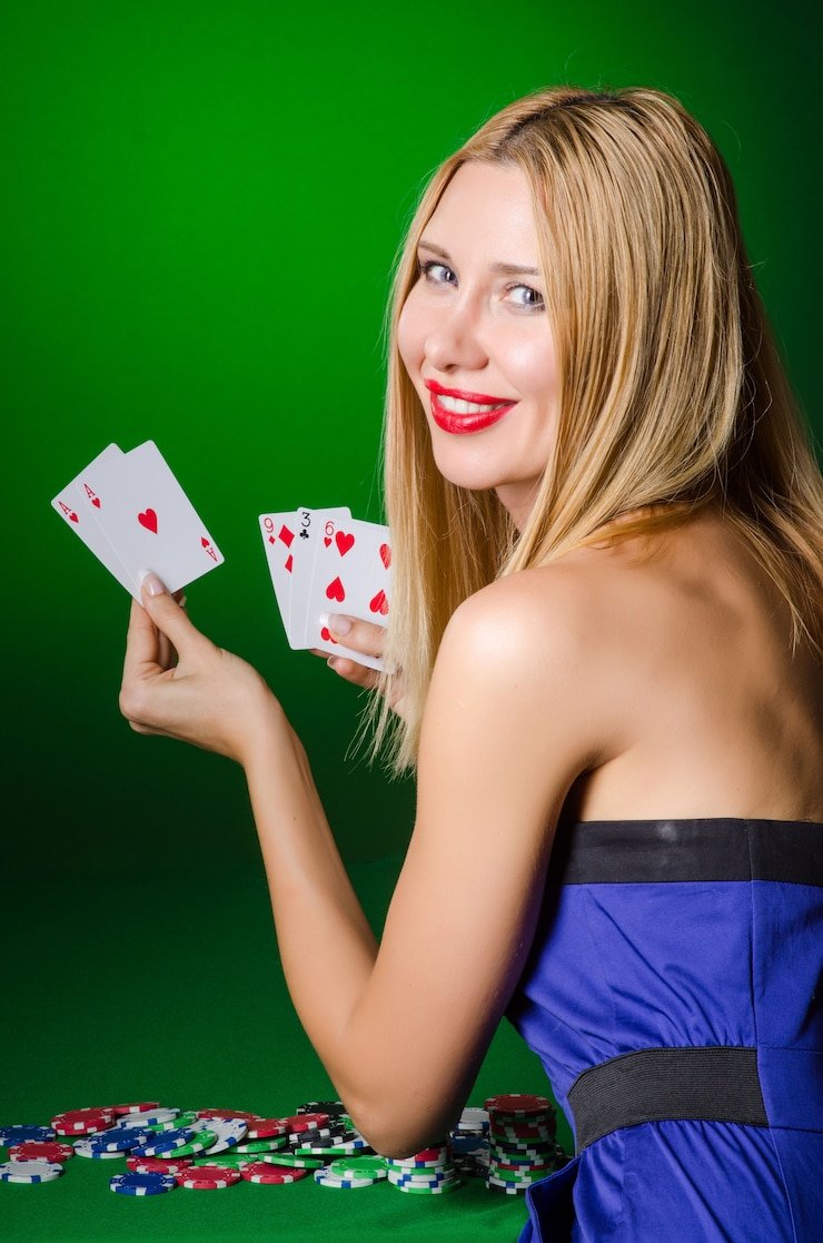 Antarmuka permainan blackjack Evolution Gaming dengan dealer langsung dan pilihan taruhan